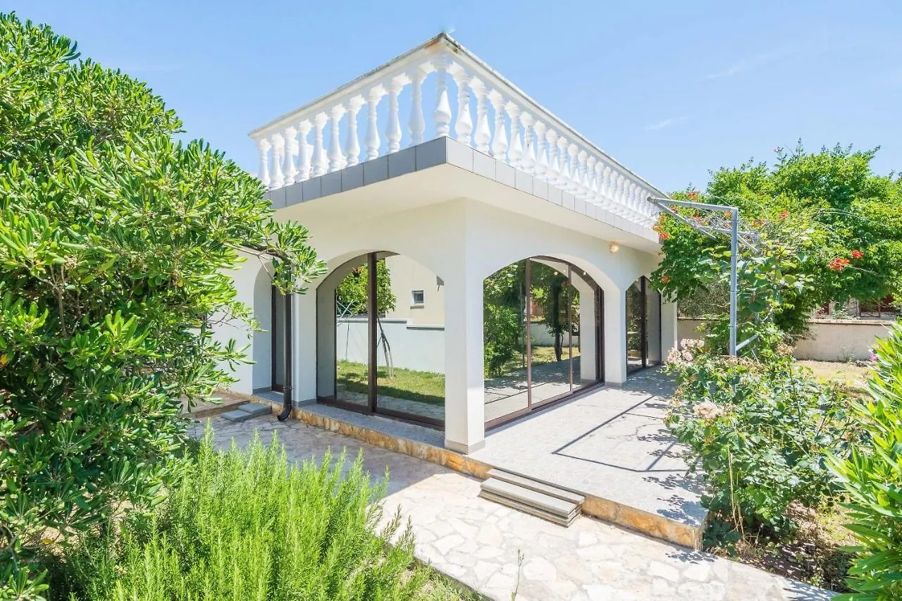 Vila Family Friendly House With A Swimming Pool Vir - 19097