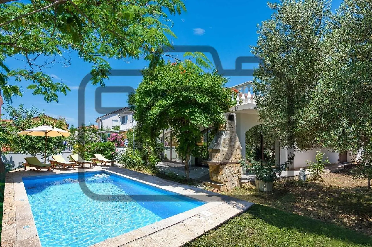 Vila Family Friendly House With A Swimming Pool Vir - 19097